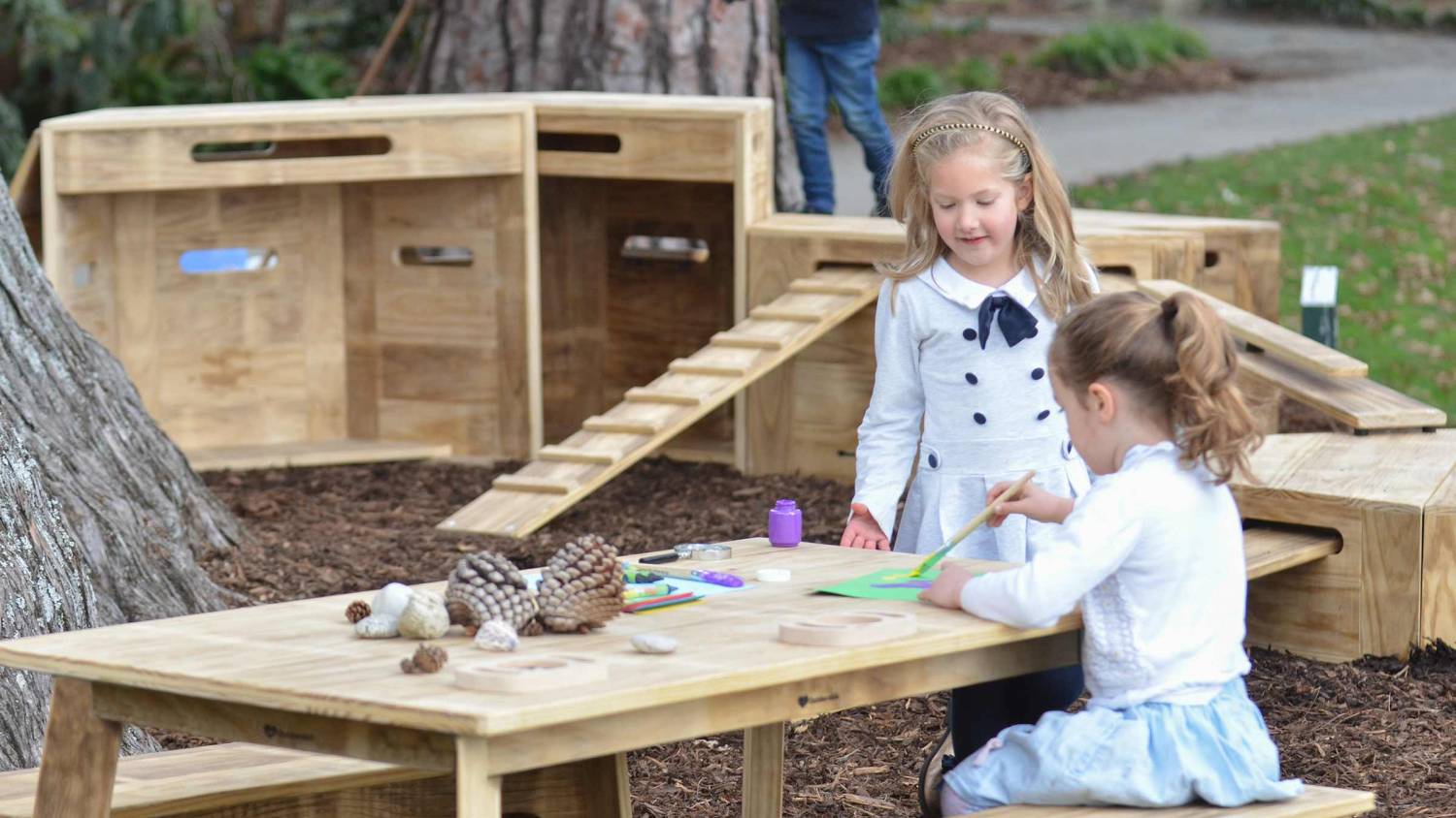 Outdoor table for schools